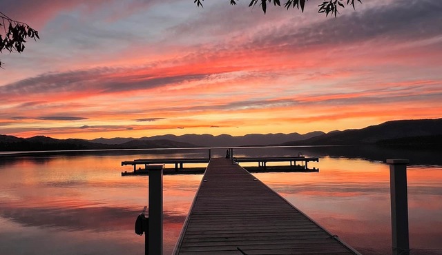 Flo’s Cabin at Grans – Flathead Lakefront, Firepit, Dock, Kayaks, Pet Friendly.