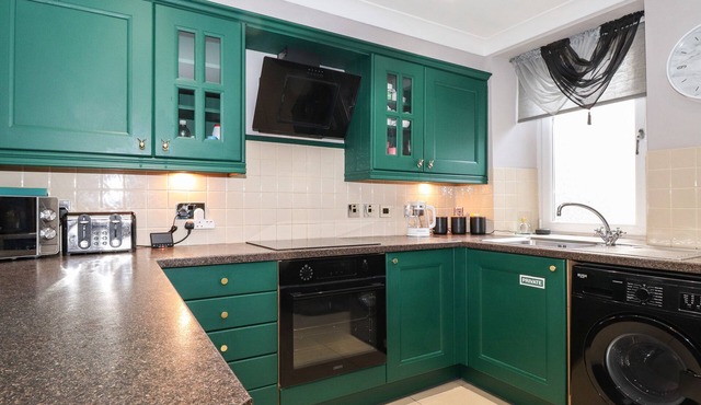 FLOSH COTTAGE, pet friendly, with a garden in Cleator Moor