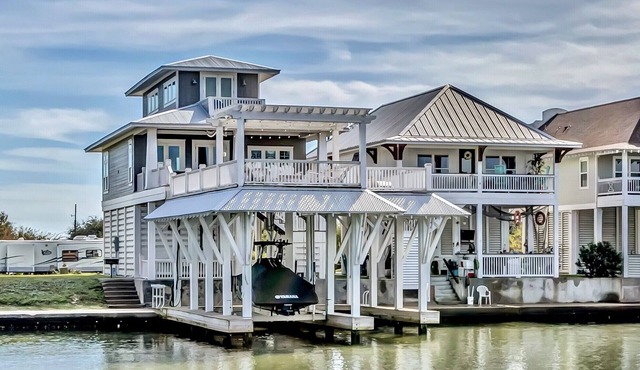 “Flounder Bay” Cheerful 4 bedroom Canal House with Boat Slip!