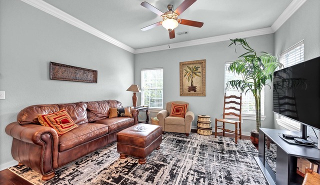 Flourishing Palm Place 3 BR 2 BA near XNA