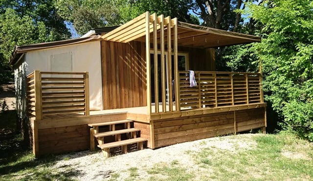 Flower Camping La Beaume * - Chalet Pili-pili Bois 32m2 CONFORT 3 bedrooms + semi-covered terrace 7 people