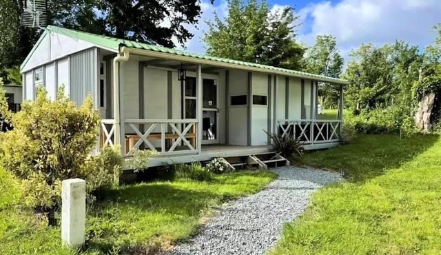 Flower Camping Côté Lac * - Chalet Comfort 3 bedrooms 35m2 with semi-covered terrace 17m2 + TV 6 persons