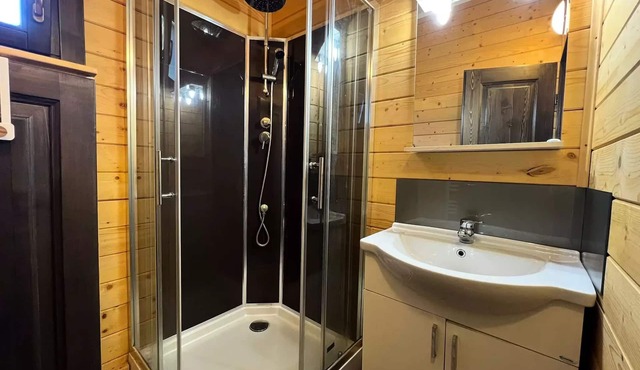 Flower Camping du Lac de la Seigneurie * - Chalet CONFORT Monia 27 m2 (2 bedrooms) + covered terrace of 10m2 + reversible air conditioning 5 people