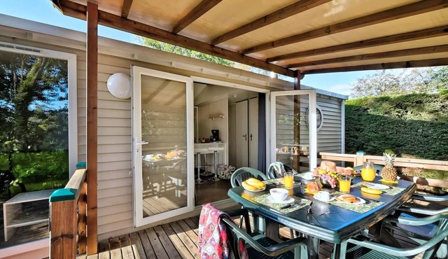 Flower Camping La Chataigneraie * - Mobil home Comfort 29 m2 (2 bedrooms) + covered terrace + TV 6 persons