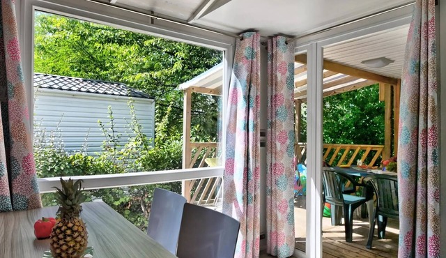 Flower Camping La Chataigneraie * - Mobil home Premium 27m2 (2 bedrooms) + covered terrace +Dishwasher + TV + Air conditioning 4 people