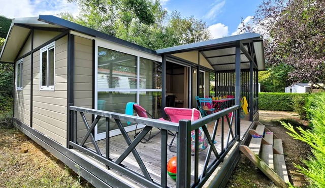 Flower Camping La Chataigneraie * - Chalet Comfort 35m2 (3 bedrooms) + covered terrace + TV 6 persons