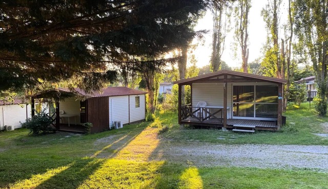 Flower Camping LA GDPOLA * - Standard Poplar Chalet 26m2 - 2 bedrooms + covered terrace 10m2 + Clim + TV 4 persons