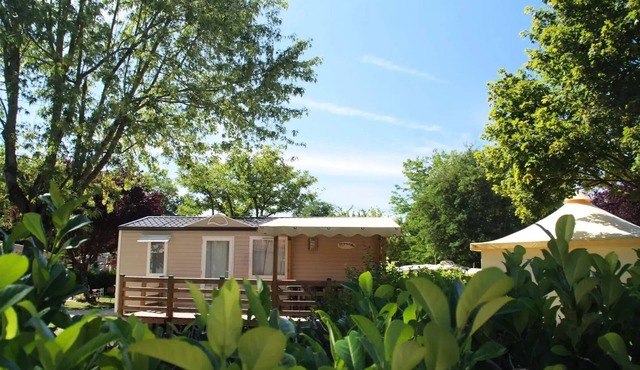 Flower Camping Le Château * - Mobile home Comfort 27m2 2 bedrooms + covered terrace - without tv-without air conditioning 4 people