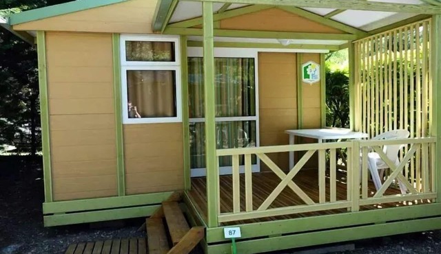 Flower Camping Le Plan d'Eau - Ardèche * - Chalet STANDARD TRIANON 20m2 2 bedrooms - covered terrace + air conditioning 4 people