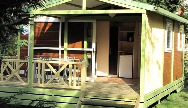Flower Camping Le Plan d'Eau - Ardèche * - Chalet STANDARD NEMO 20m2 2 bedrooms - semi-covered terrace + air conditioning 4 people