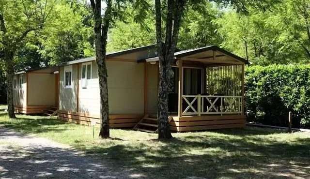 Flower Camping Le Plan d'Eau - Ardèche * - Chalet CONFORT MOREA 25m2 2 bedrooms - Covered terrace + air conditioning 5 persons