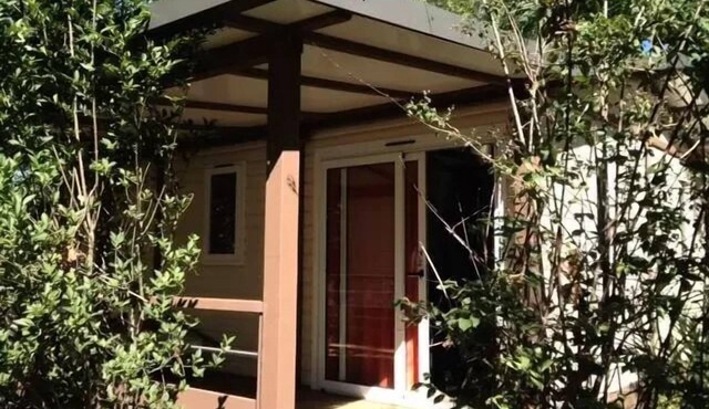 Flower Camping Le Plan d'Eau - Ardèche * - Chalet CONFORT TIARE 32m2 3 bedrooms - Covered terrace + air conditioning 6 persons