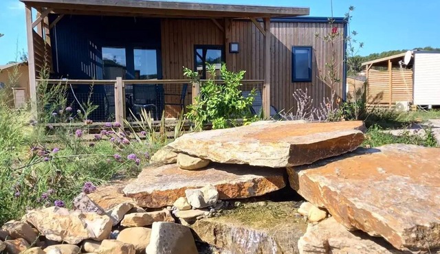 Flower Camping Olivigne * - Mobile home Premium 29m2 2 bedrooms + terrace 21m2 + TV + LV + Clim + plancha 4 people