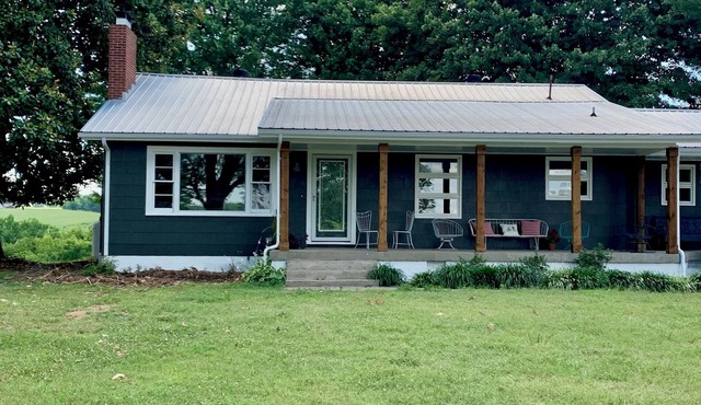 Flower Farm 3BR/2BA Mid-Century Farmhouse Near Mammoth Cave