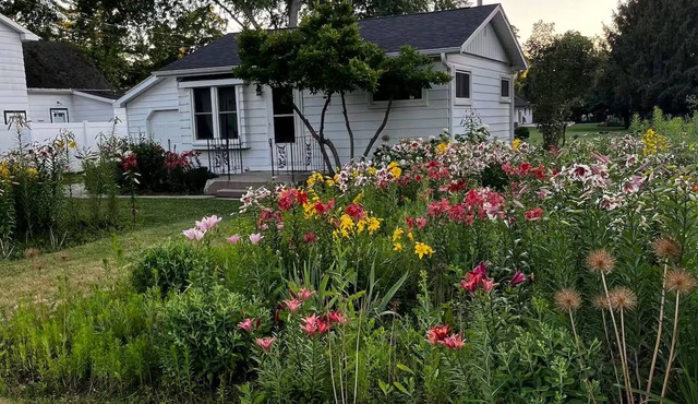 Flower Field Cottage Near Geneva Lake