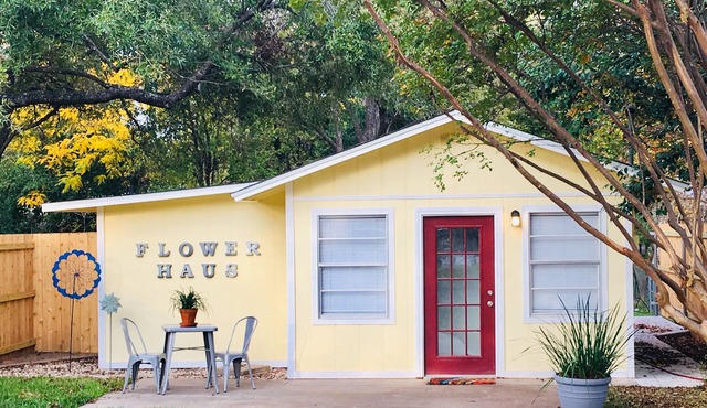 Flower Haus Adorable Cottage with HOT TUB 6 blocks to Main St/Center