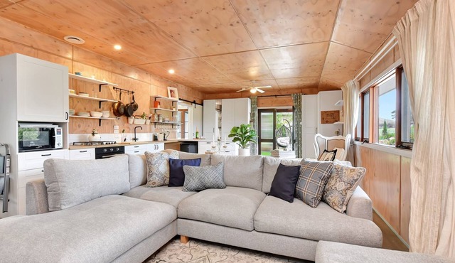 Flower Meadow Cottage with Mountain Views