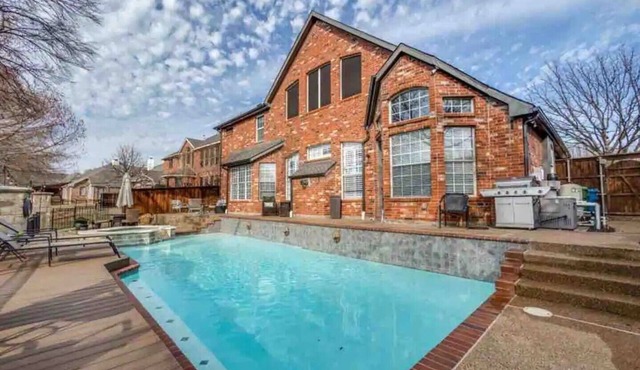 Flower Mound 5-bedroom house with pool, pond view, and all modern comforts.🌞🏡