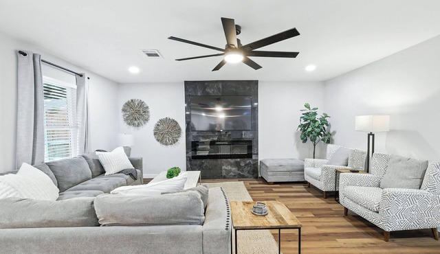 Flower Mound Manor - Modern 3BR New Construction