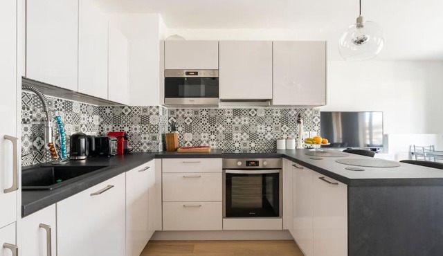 Flower Park - 10 mins by bus to Geneva Airport - Bus to Geneva, Palexpo, Arena, UN, CERN