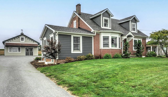 Flower Patch Cottage Cozy& Family friendly Hot tub! 5bedroom & 4 bath