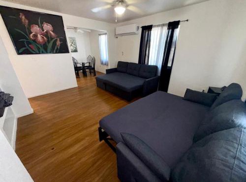 Flowers Apt 5 Min Walk to Downtown - Free Parking