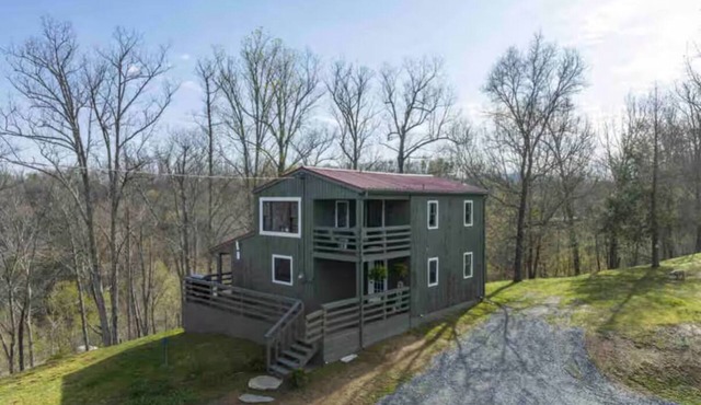 Fluffy Bottom Farms- Serenity Cabin Tranquil cabin in charming Johnson City