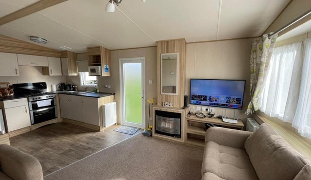 Fluffy Caravan Sleeps 4 Pet-Friendly