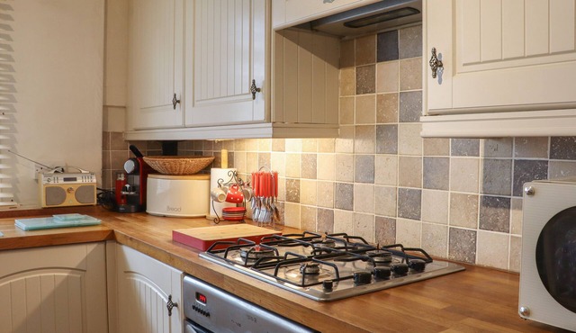 FLUSHING HOUSE, pet friendly, character holiday cottage in Rye