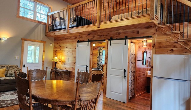 Fly Away Cabin: Relax and enjoy the creek views and sounds.