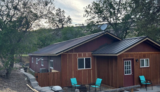 Fly fisherman's dream 2-bed cabin unit across the HWY from the Deschutes River!