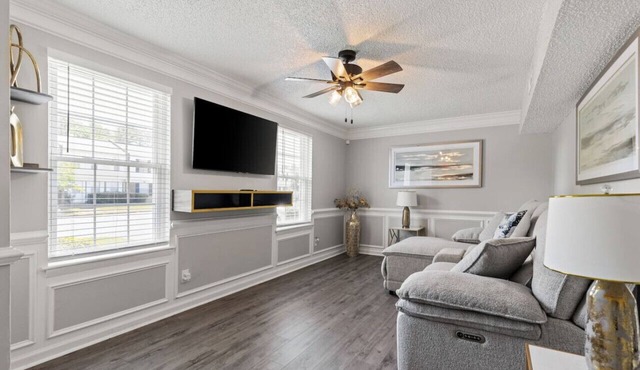 Fly-In Style: Charming Townhome 6 Mins from RIC!