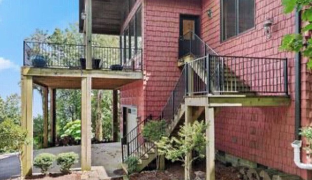 Flyin' High: A Rustic Luxury Mountain Getaway with Amazing Views