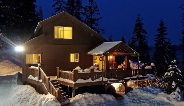 Flying Arrow Cabin ~ Priest Lake with Lake Views 3 bedrooms Sleeps 12