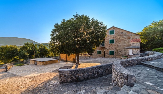Flying Stars - Luxury Stone Villa, Family-friendly, near Split and Trogir