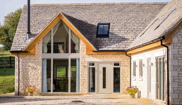 FLYNN'S BARN, family friendly, with open fire in Naunton