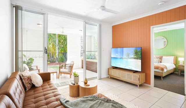 Focus on Spence - Stylish Poolside Retreat Minutes from Cairns CBD