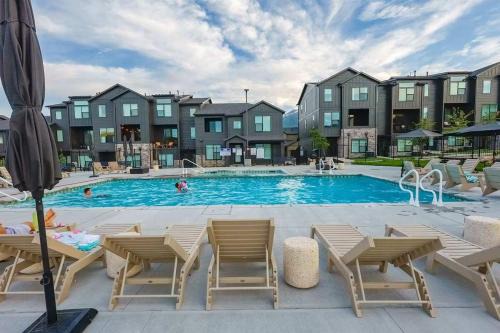 Focus Up at the Mountains Ski Retreat Hot Tub MTN Green
