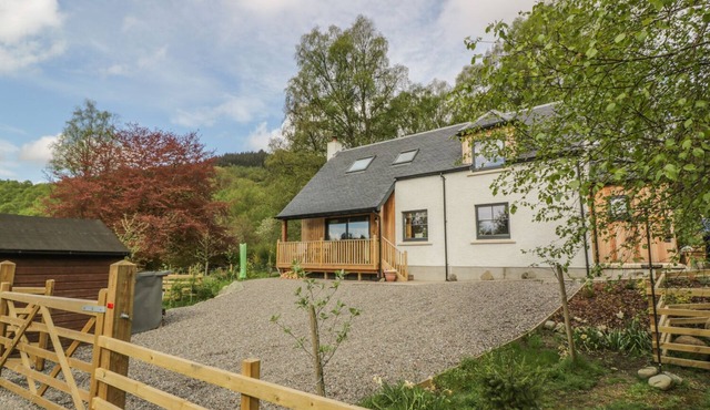FOIS HOUSE, pet friendly, character holiday cottage in Callander