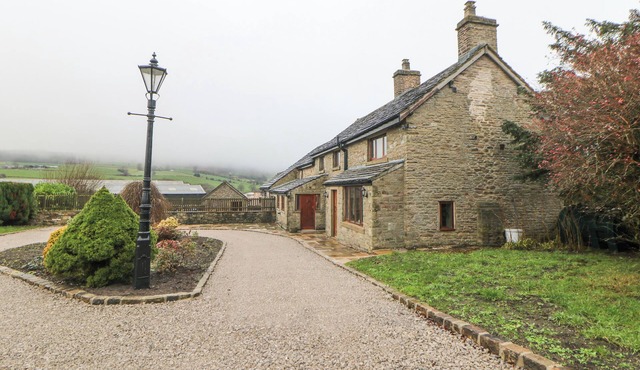 FOLDS LANE FARM, family friendly, with open fire in Whaley Bridge