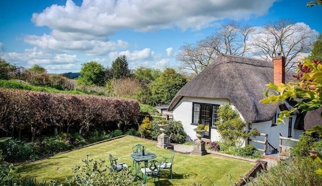 FOLEY'S COTTAGE, family friendly, with open fire in Warminster