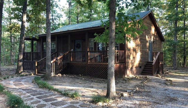 Folk Cabin! Secluded Modern 2 BR/2 Full Bath Cabin just behind Ozark Folk Center