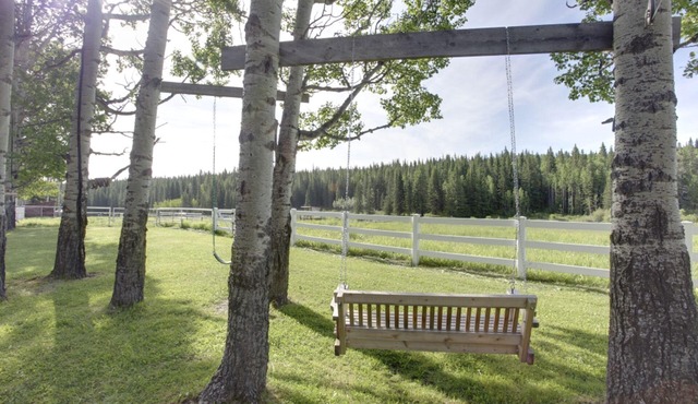 Folk Tree Lodge - A unique log cabin getaway