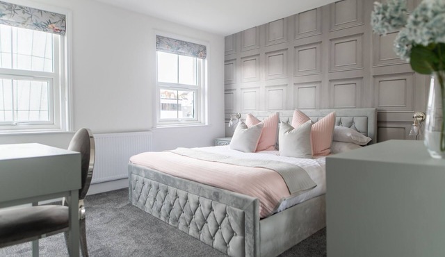 Folkestone Townhouse sleeps 6 with parking