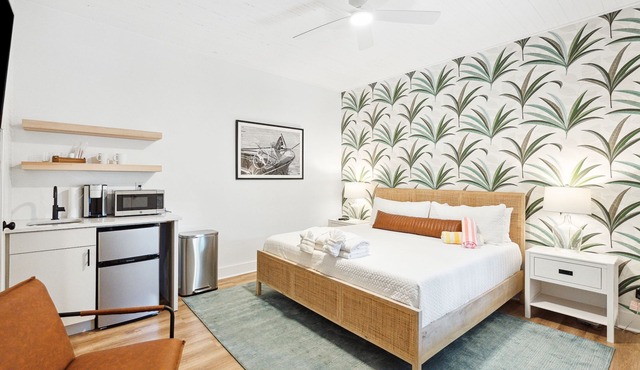 Folliday Inn - The Cobra - Room 32