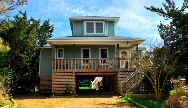 Follow The Heron: Fantastic home with lots of decks.