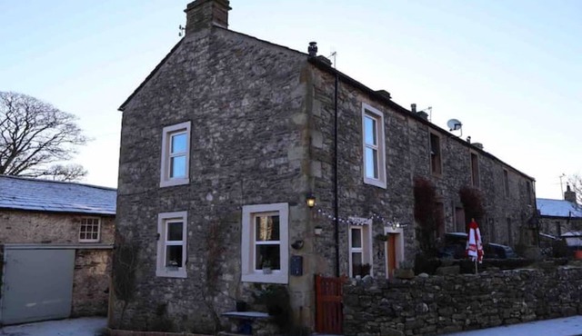 Folly Cottage: A Cosy, Dog friendly cottage in a village in North Yorks Dales.