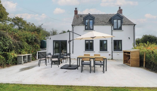 FOLLY COTTAGE, pet friendly, with open fire in Saundersfoot