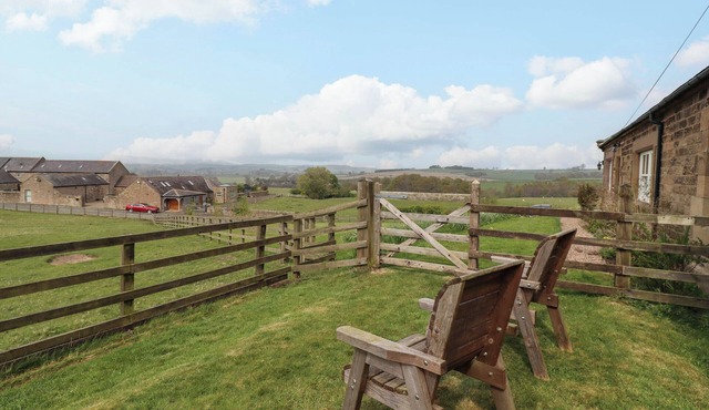 FOLLY VIEW, pet friendly, character holiday cottage in Eglingham