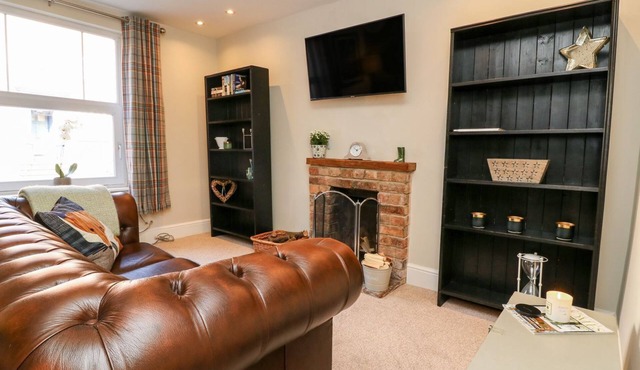 FONABY, romantic, luxury holiday cottage, with open fire in Caistor